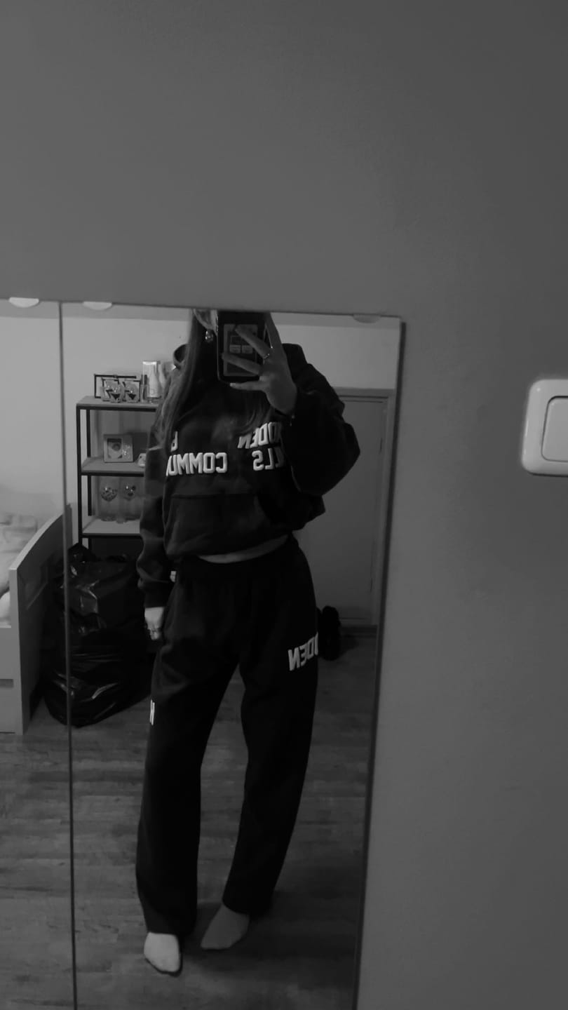 Avis client avec photo sur le pantalon de survêtement à jambes droites GATED COMMUNITY, gris foncé