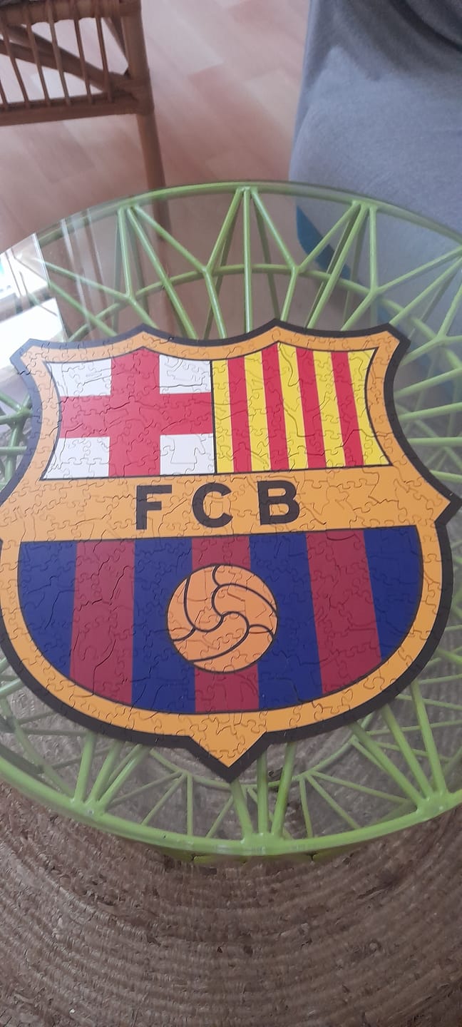 Customer photo review of FC Barcelona® Logo - Rompecabezas de Madera