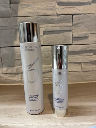 お客様がレビューで言及した、定期的に購入しているZO SKIN HEALTHの化粧品2点。