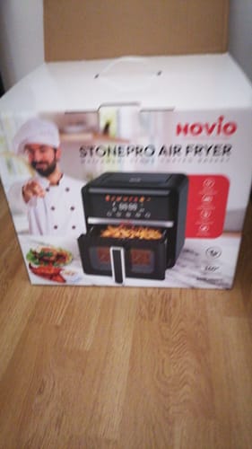 Ambalajul friteuzei Air Fryer Novio StonePro, fotografiat de un client la primire.