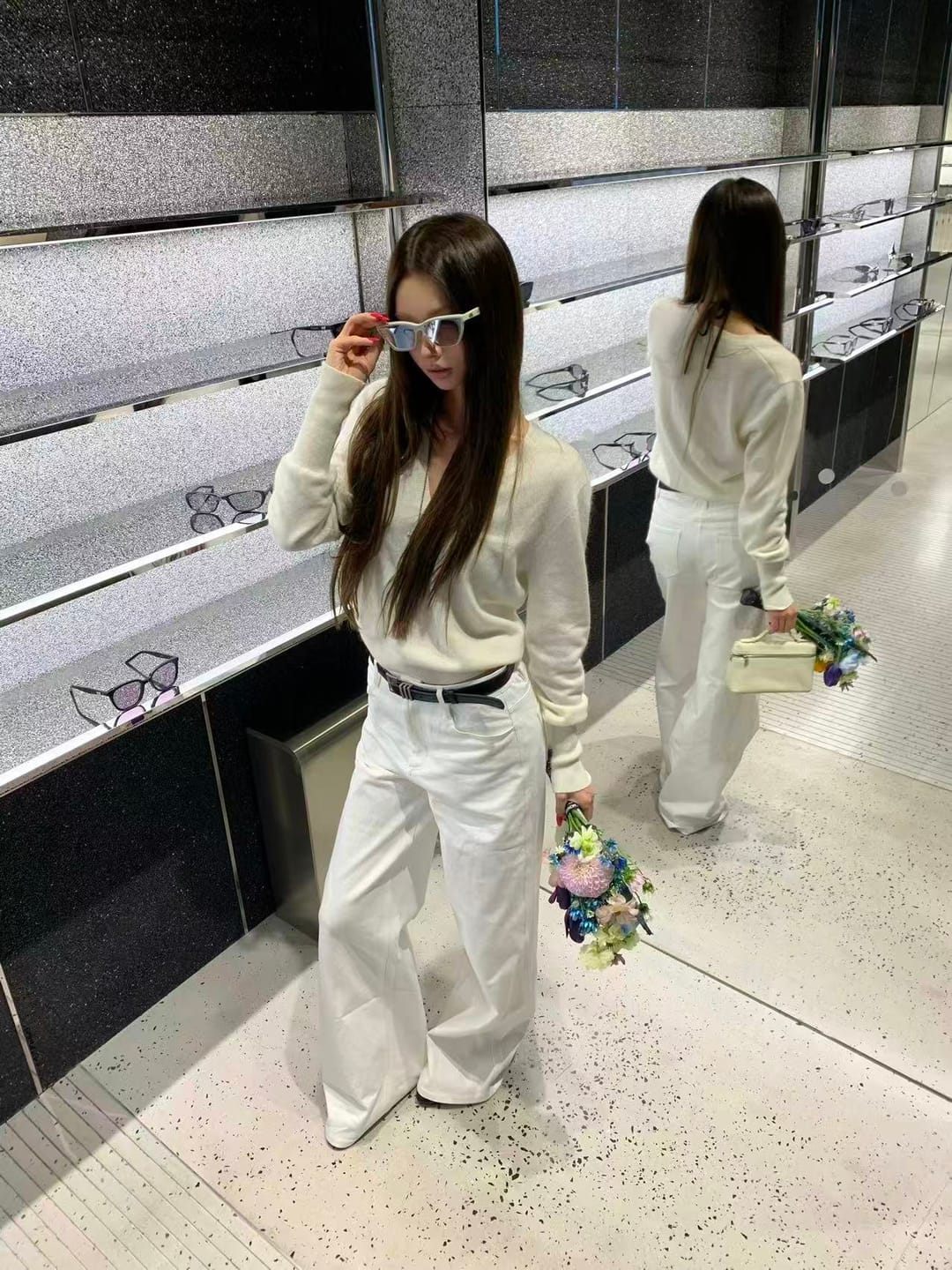 Customer photo review of ROVENTE V-Neck Minimalist Soft Knit Sweater