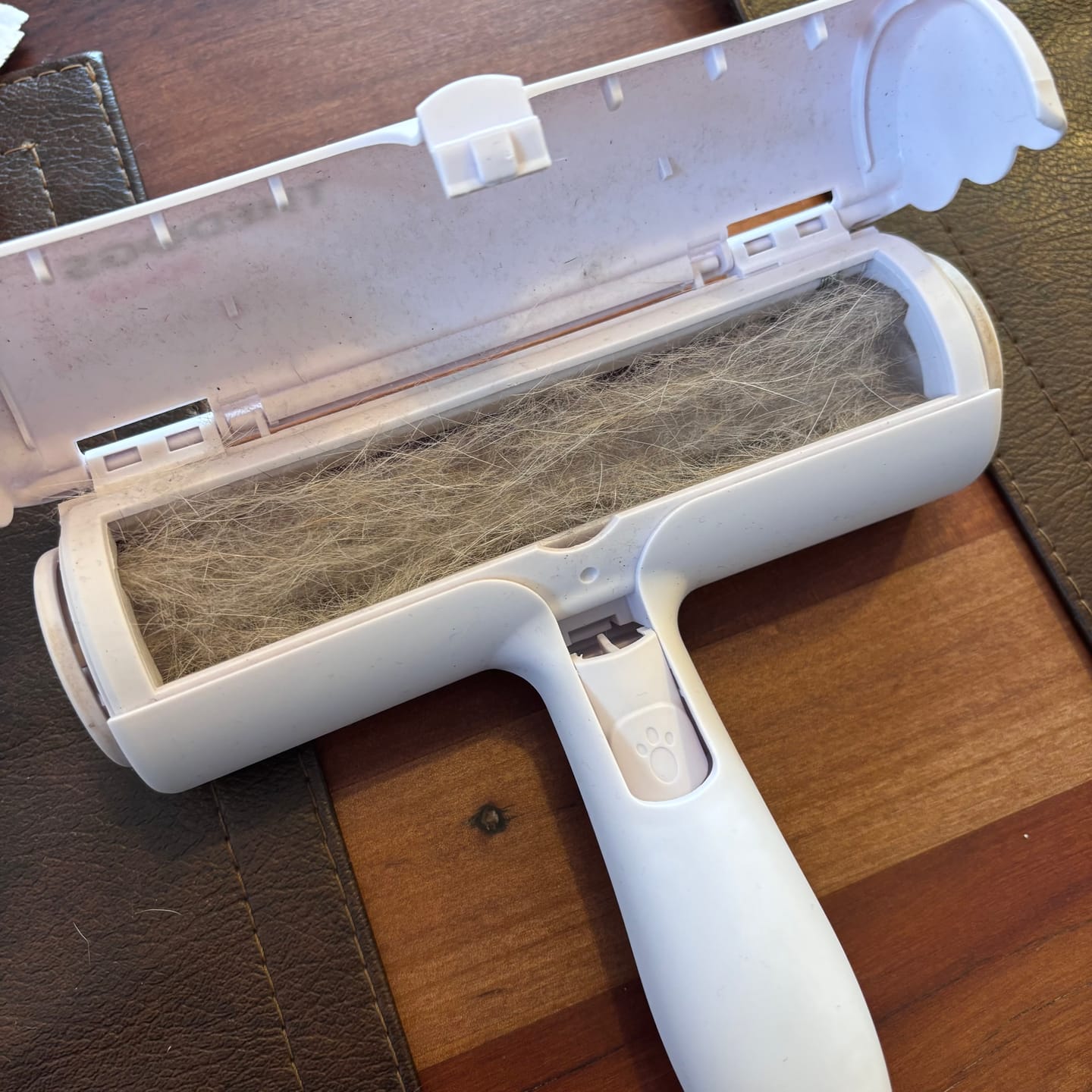 Customer photo review of Roller Pelo fuera, telas intactas. THE DOGS