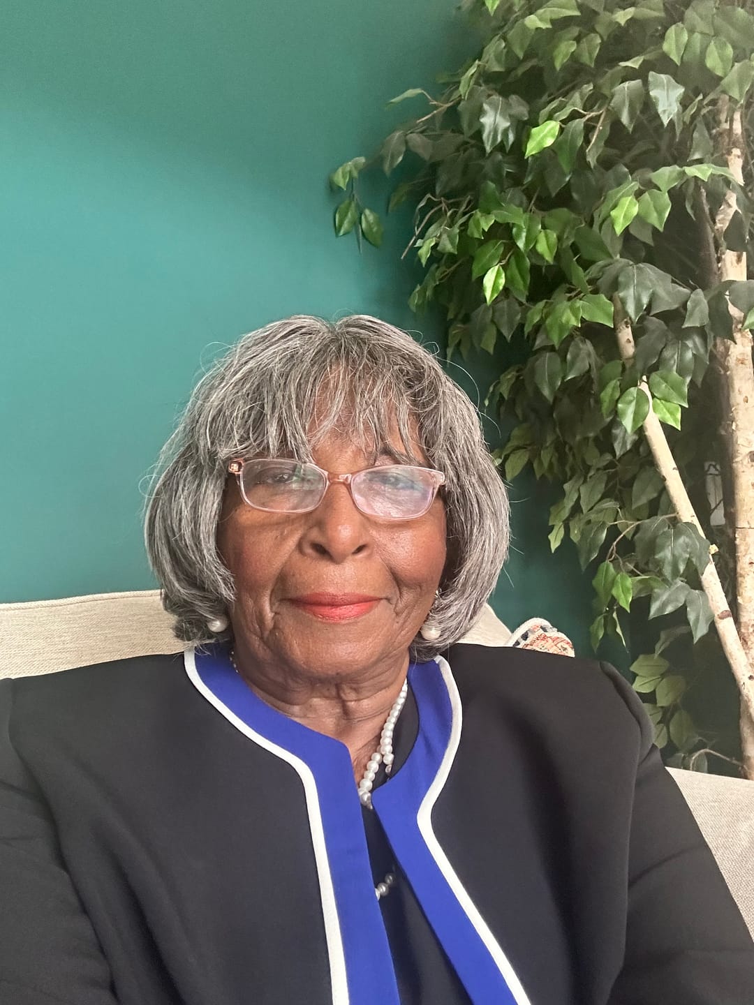 Customer photo review of Luvwin Salt And Pepper Layered Cut Short Bang Wig Gray Hair With Inner Buckle