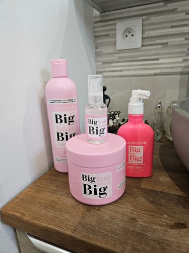 Le kit complet Gamme The One d'un client, avec ses emballages roses, sur un comptoir de salle de bain.