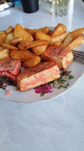 O altă imagine cu somonul și cartofii pregătiți de client cu ajutorul friteuzei Novio StonePro.