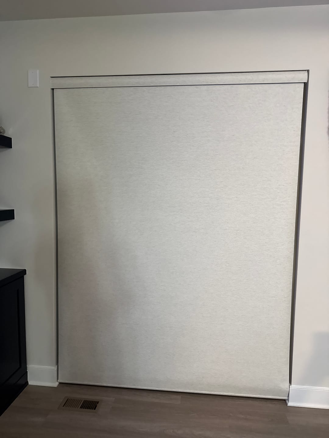 Customer photo review of SmartWings Motorized Roller Shades 100% Blackout Linen
