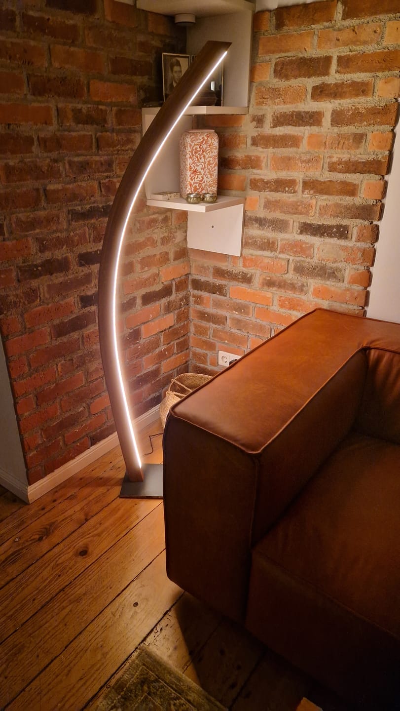 Customer photo review of Designer Stehlampe aus Massivholz, LED-Leuchte geschwungen - Solara