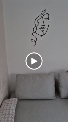 Customer video review of Décoration Murale en Métal - Femme aux cheveux bouclés