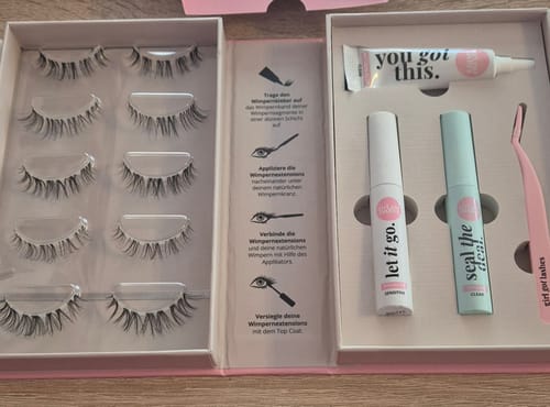 Rezensent zeigt das geöffnete 'And so it begins - Natural Edition' Starter Set mit Wimpern und Zubehör.