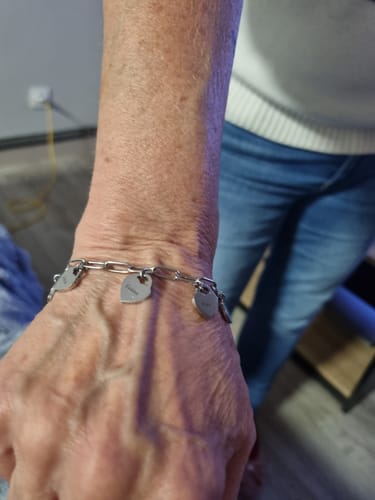 Customer photo review of Bracelet avec pendentifs cœur personnalisés