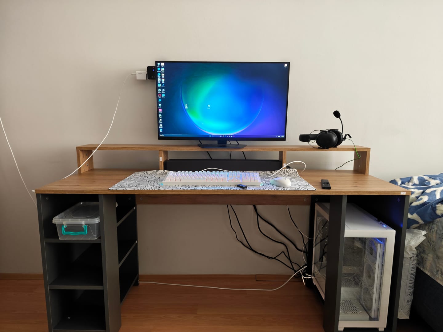 Customer photo review of Rani HA110 Raflı Oyuncu Bilgisayar Masası 160 Cm Çalışma Masası Sepet Ceviz - Antrasit