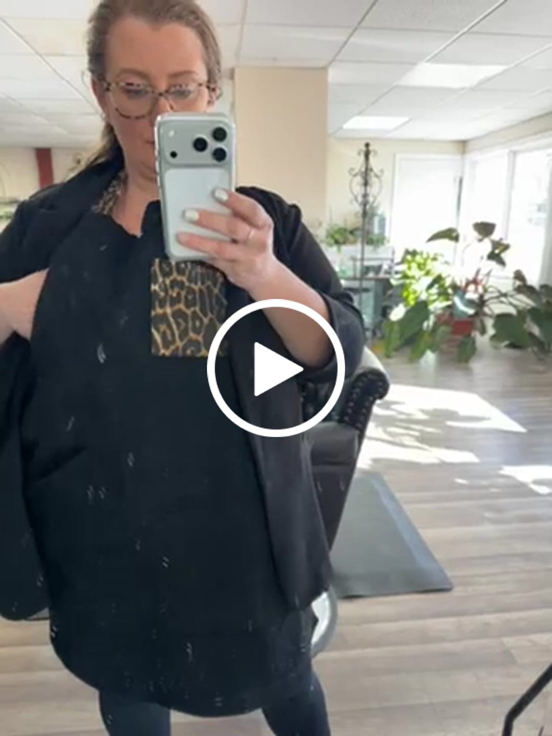 Customer video review of Leopard Two Tone Apron