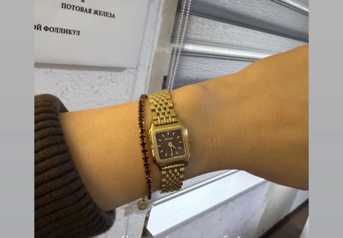Customer photo review of Macy Petite Gold Burgundy