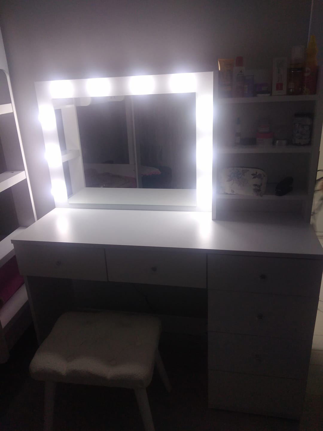 Customer photo review of Rani BJ162 Hollywood Işıklı Aynalı Kulis Makyaj Masası 6 Çekmeceli Takı Düzenleyici Puf Takım Beyaz