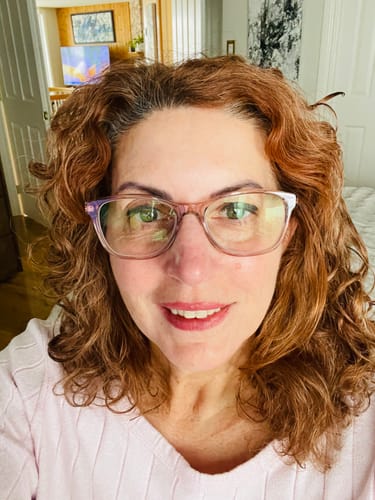 Reviewer smiling, showing clear skin after using Vivier Serum 10.