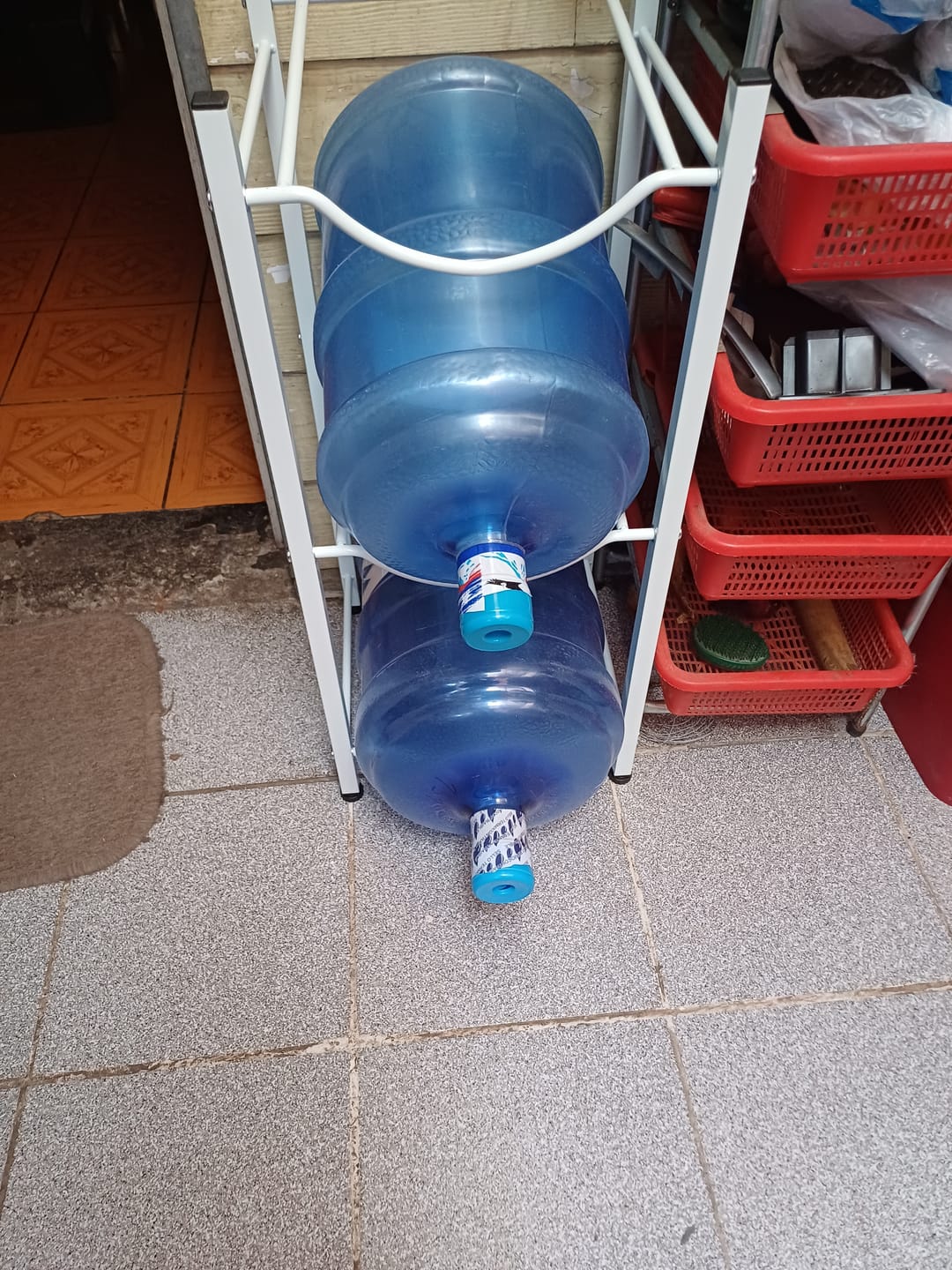 Customer photo review of Rack Estante para Bidón de Agua de 3 Niveles Soporte para Botellón de 20 litros