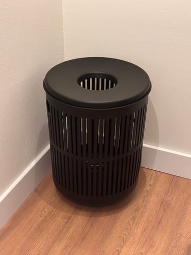 Recensent toont de stevige, zwarte Zone Denmark Ume wasmand in een hoek.