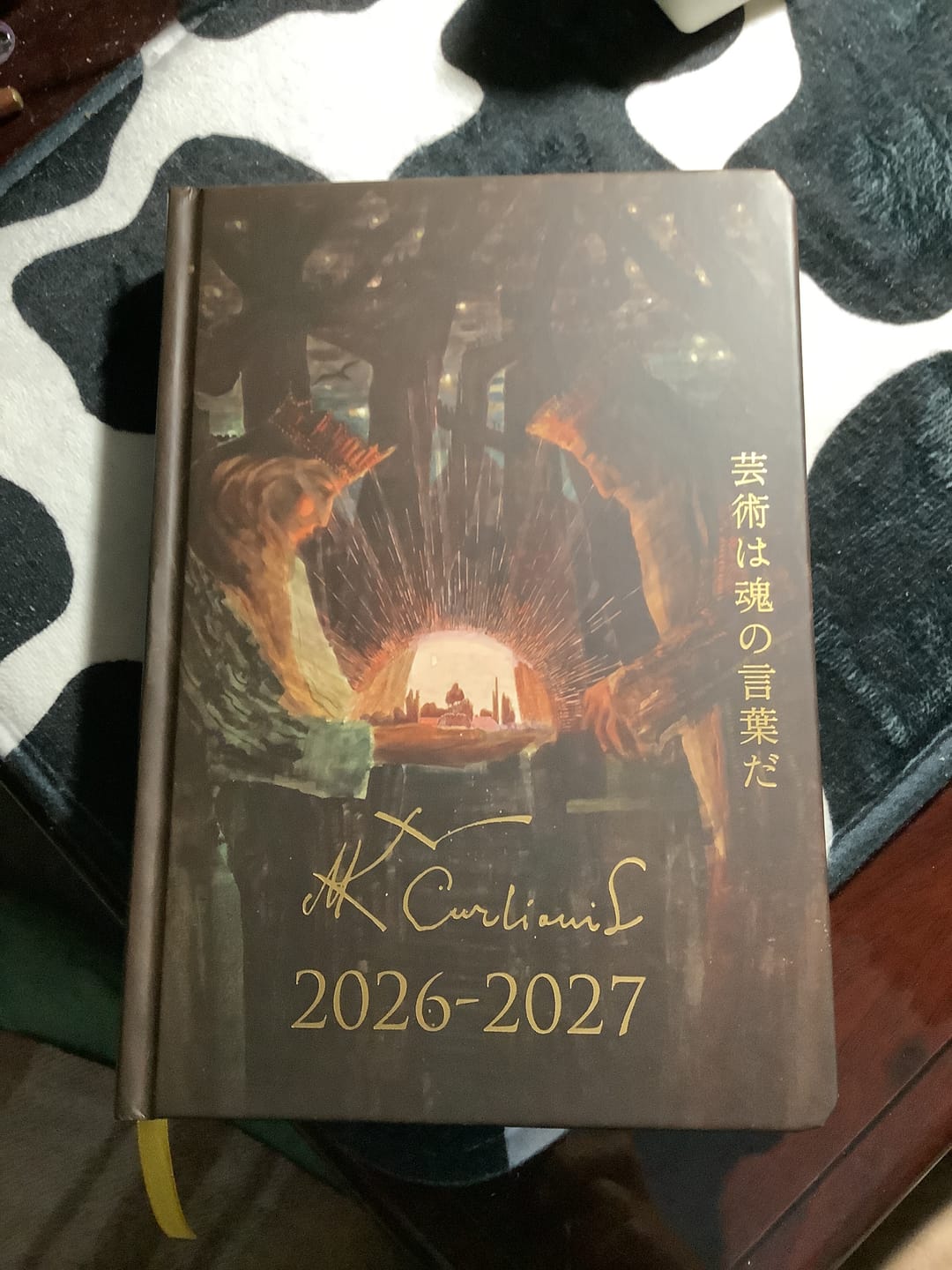 Customer photo review of 2 metų (2026-2027) M. K. Čiurlionio įkvėptas darbo kalendorius MENAS YRA SIELOS KALBA (lietuvių, anglų ir japonų kalbomis) + galimybė personalizuoti vardu arba įmonės logotipu!