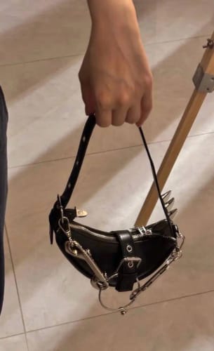 Customer photo review of Y2k girl Harajuku Rivet spike Gothic One Shoulder Handbag Women’s Punk Tote Dark Punk Rock Japanese Heavy Industry Ring  Bag