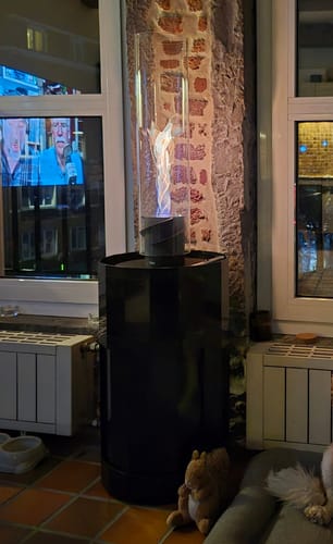 Recensent gebruikt de antracietkleurige HAY Facet bijzettafel als standaard voor een sfeerhaard.