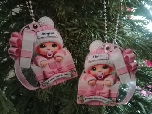 Customer photo review of Suspension Acrylique Personnalisée – Bébé dans une Boîte Cadeau – Cadeau pour Nouveau-né