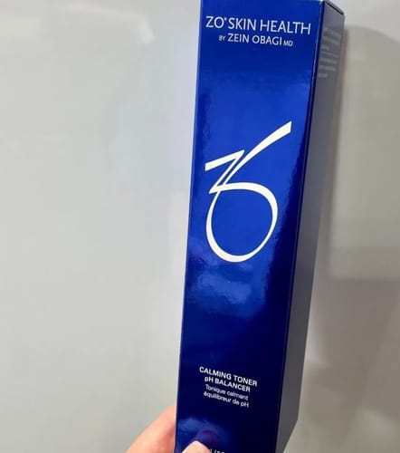 レビュー投稿者が手に持った、ゼオスキンヘルスのバランサートナーの青い箱。