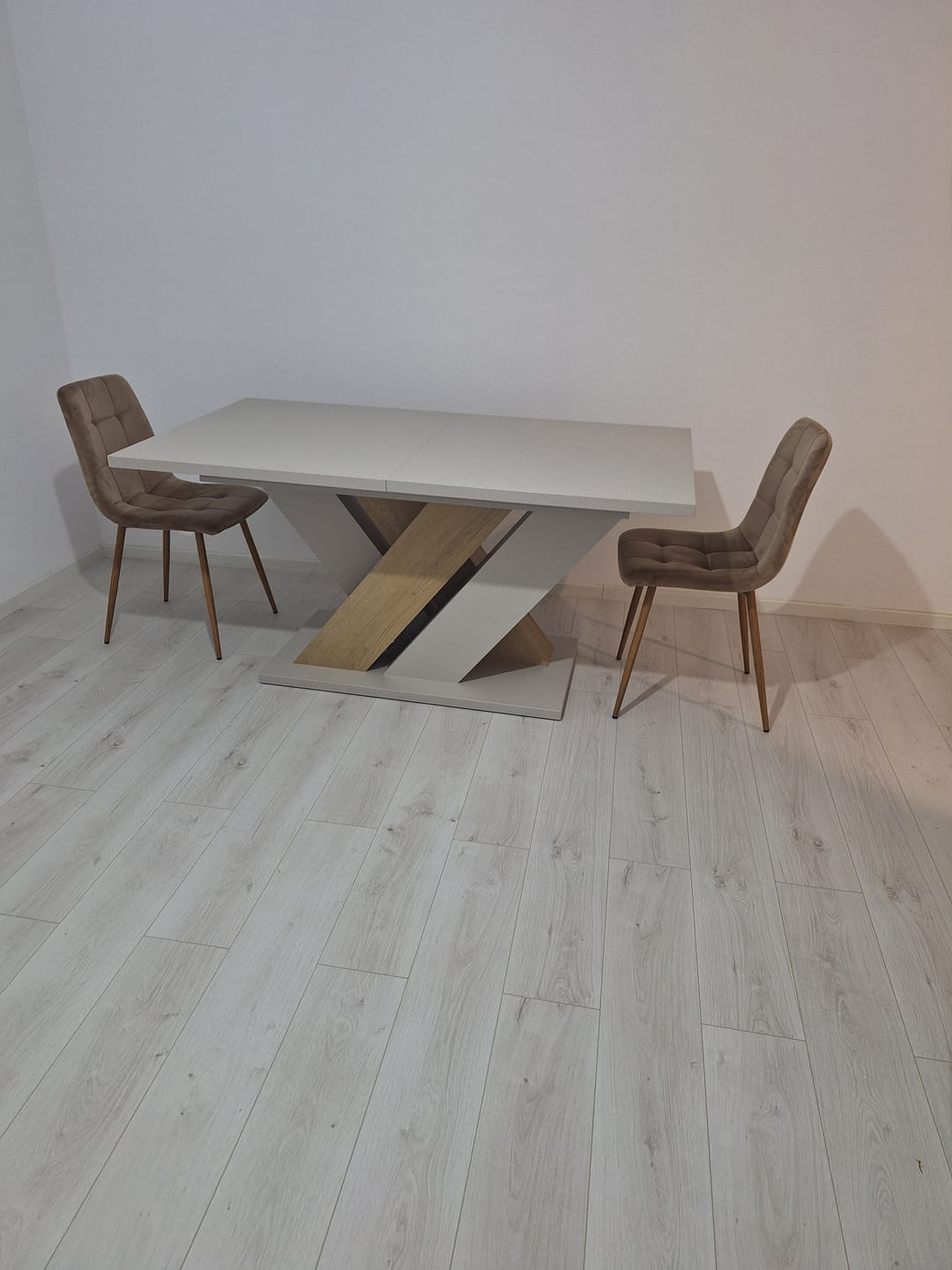 Customer photo review of Masa extensibila BRANDON, casmir/stejar, PAL laminat, 160/200x90x77 cm