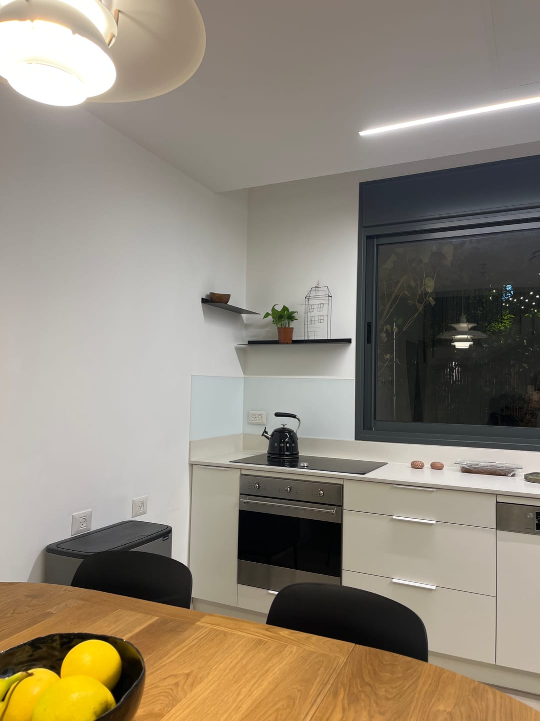 Customer photo review of מדף צף KAV – מדף אלומיניום בעיצוב סקנדינבי נקי