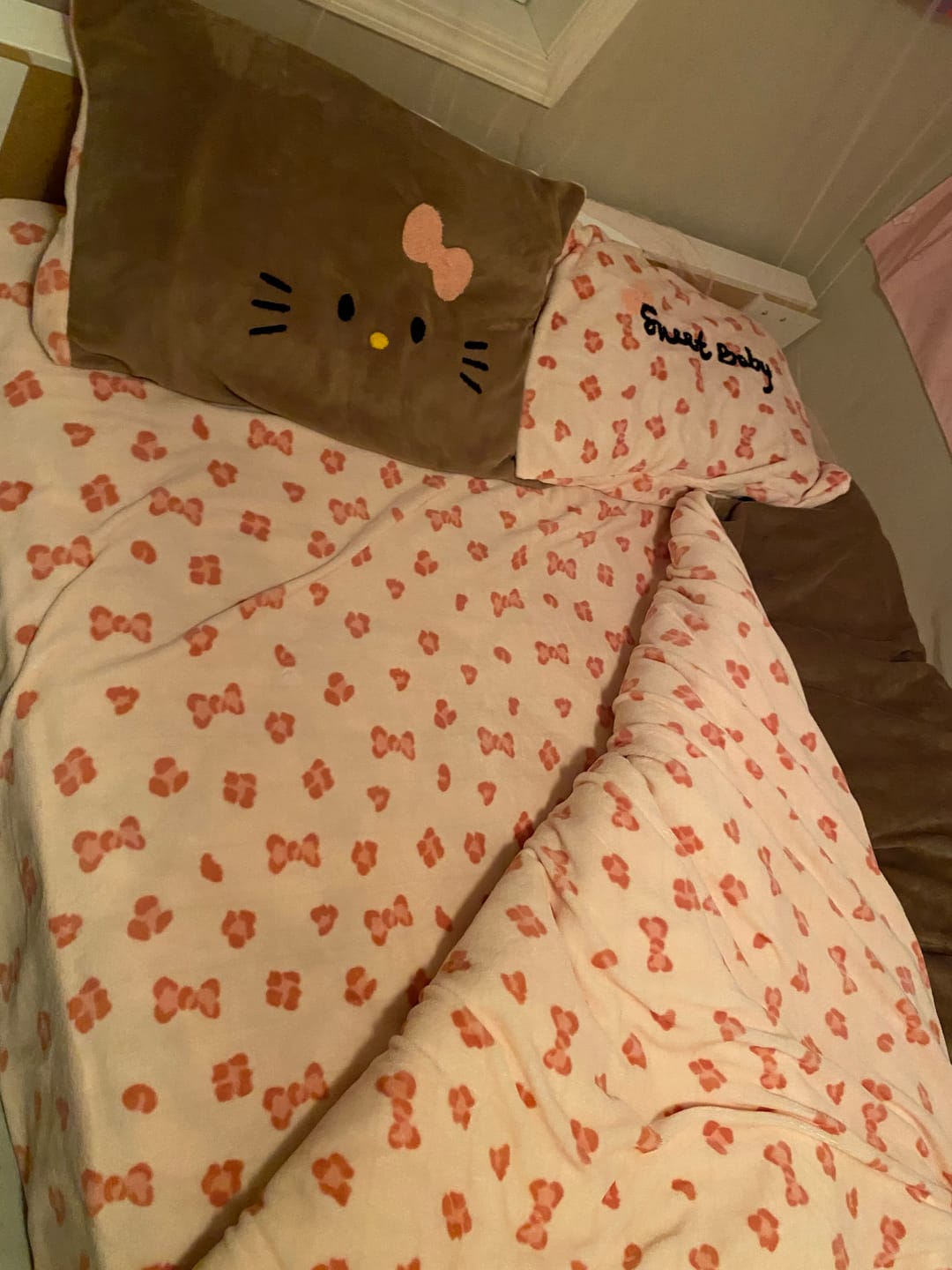 Customer photo review of Hello Kitty Cozy Brown 4-Piece Bedding Set