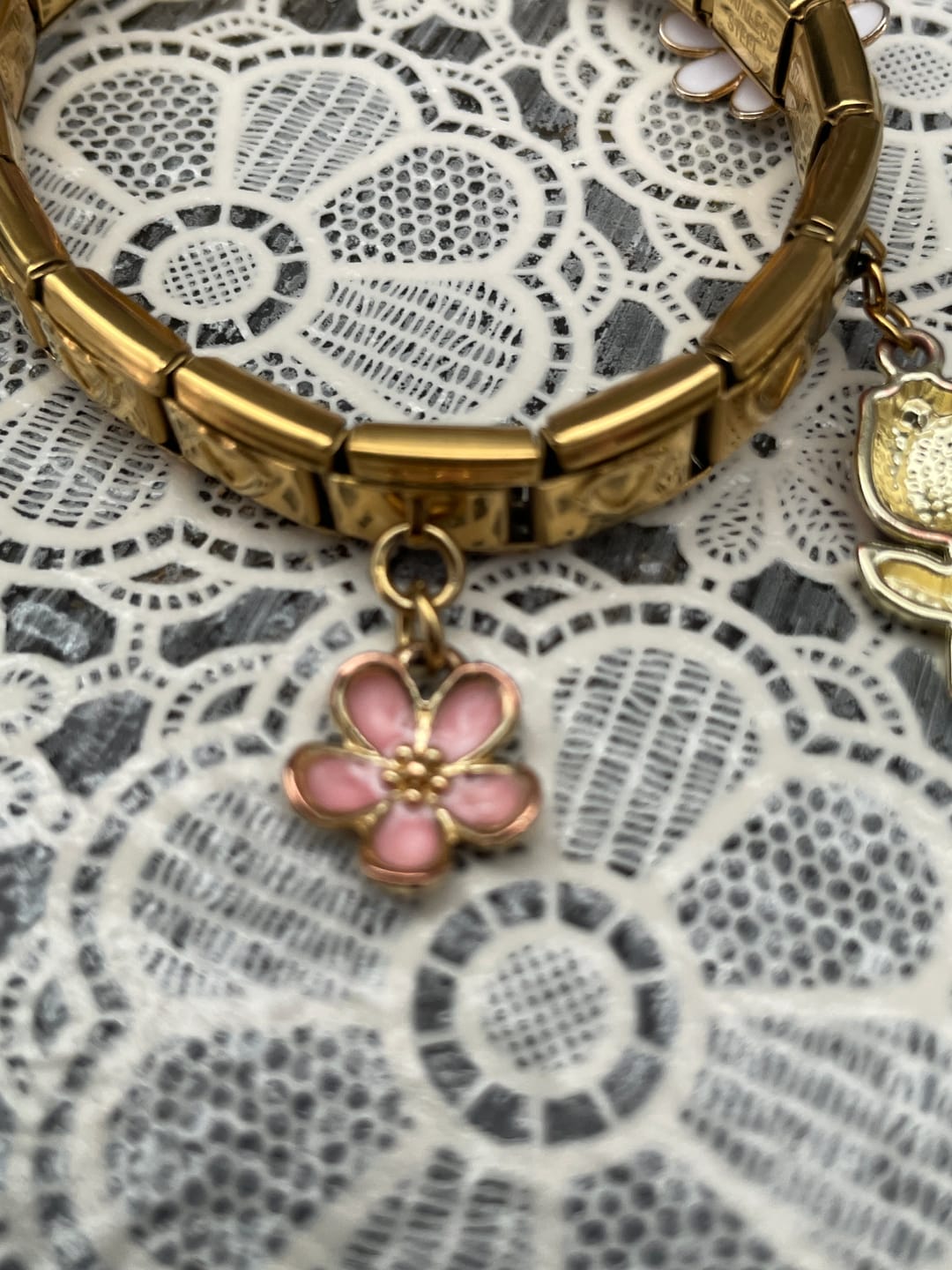 Customer photo review of Charm Flor rosa