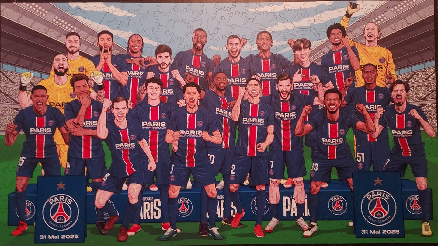 Customer photo review of Équipe Paris Saint-Germain® "Triplé Historique" – Puzzle en Bois
