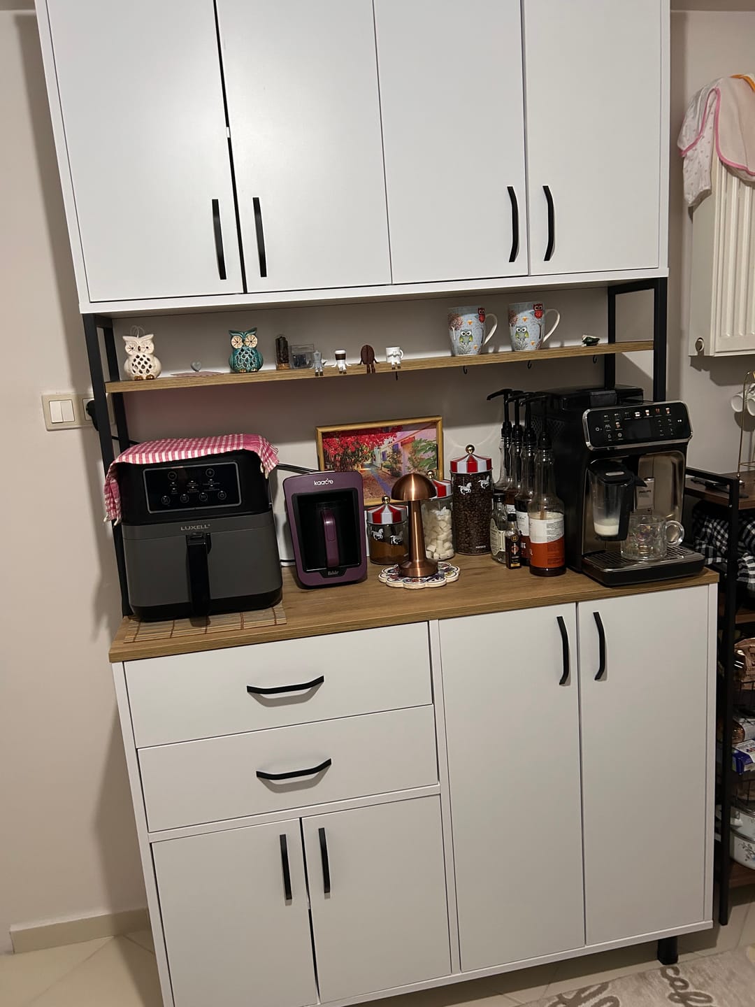 Customer photo review of Rani JE213 Kahve Köşesi Çok Amaçlı Dolap 8 Kapaklı 2 Çekmeceli Raflı Kiler Mutfak Dolabı Beyaz - Sepet Ceviz