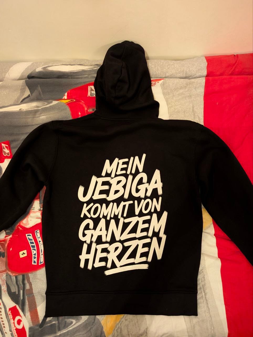 Customer photo review of „Mein Jebiga kommt von ganzem Herzen“ – Premium Hoodie