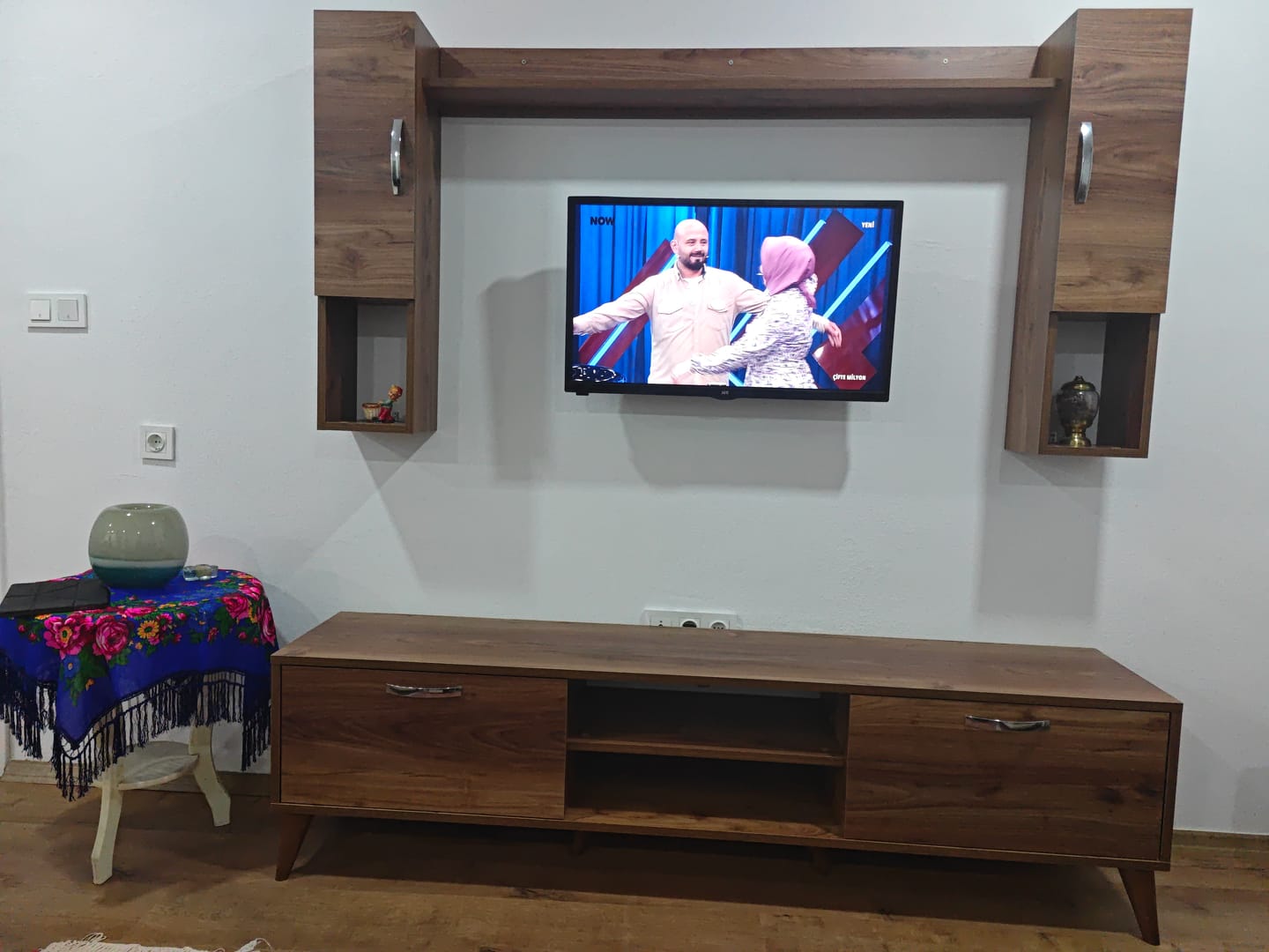 Customer photo review of Rani A9 Duvar Raflı Tv Ünitesi Kitaplıklı Tv Sehpası Duvara Monte Raflı Modern Ayaklı 180 cm Minyatür Ceviz M27