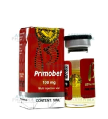 Reseñador muestra el vial y la caja roja del producto Betha Pharma Primobet 100mg.