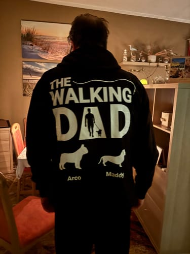 Rezensent trägt von hinten den personalisierten schwarzen Hoodie "The Walking Dad" mit den Hundenamen Arco und Maddy.