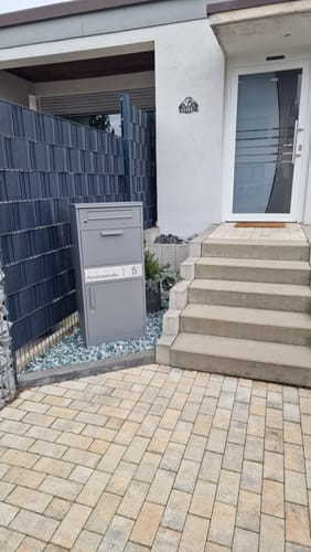 Customer photo review of Paketbox PB1 mit Briefkasten | graualuminium - RAL9007 | personalisiert mit Edelstahl-Schild