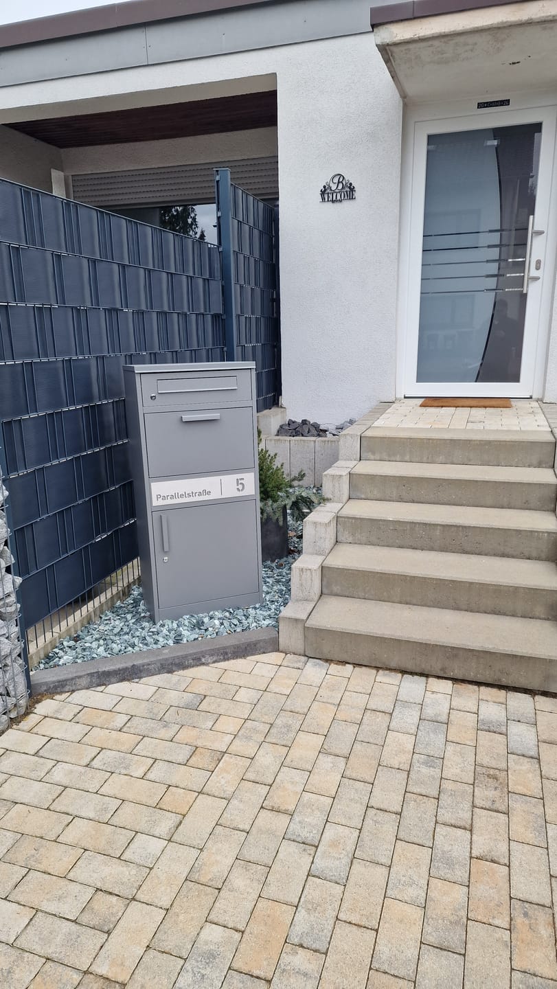 Customer photo review of Paketbox PB1 mit Briefkasten | graualuminium - RAL9007 | personalisiert mit Edelstahl-Schild