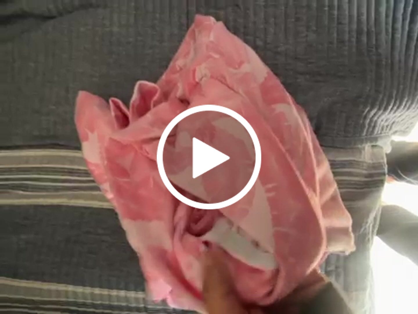 Customer video review of Pijama de maternidad y lactancia •Hojas rosa• SUPER SOFT