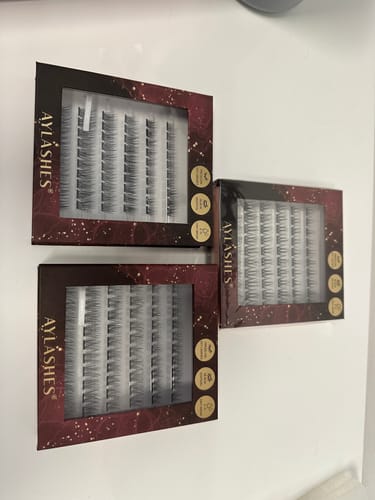 Ein Kunde zeigt drei ungeöffnete Schachteln der MORE DRAMA MIXED BOX.