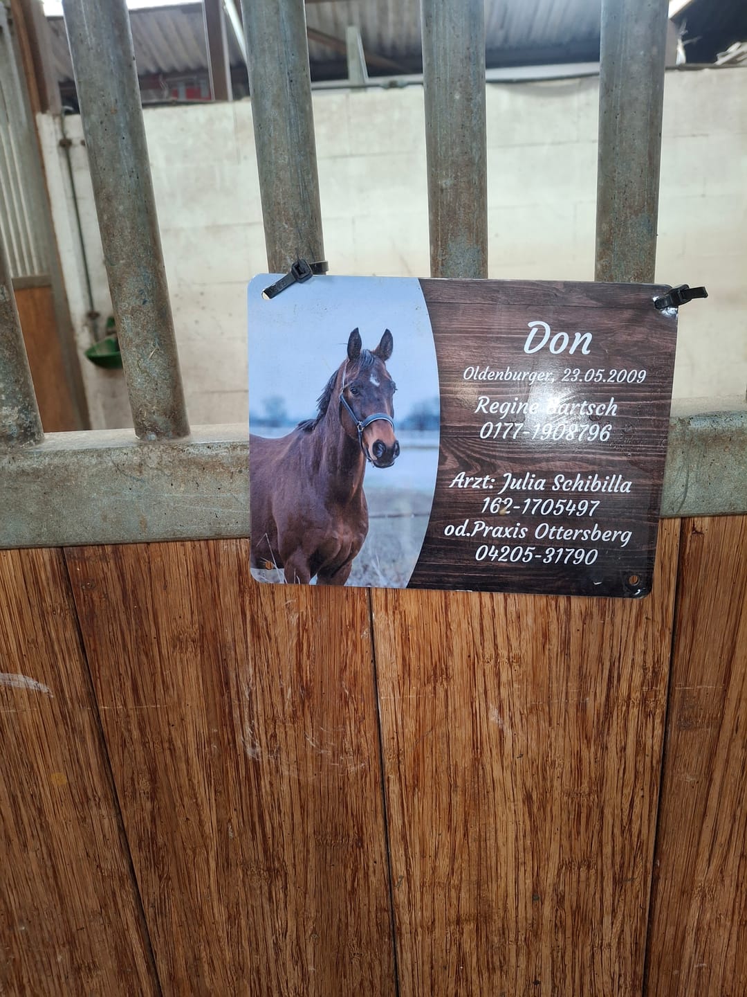 Customer photo review of Pferde Boxenschild mit Foto & Wunschtext (UV- und wetterfest)