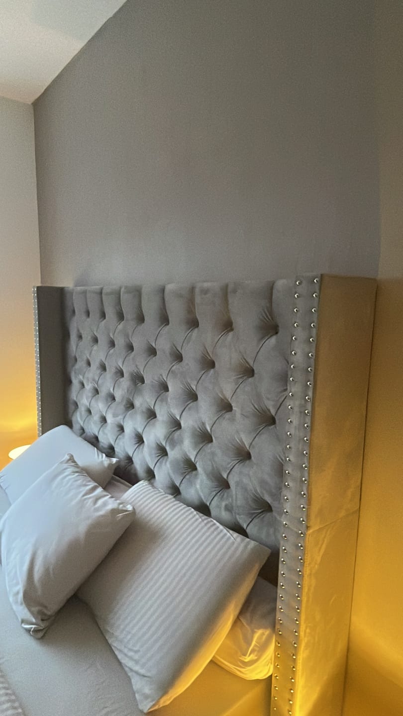 Customer photo review of Lit capitonné design velours avec grande tête de lit - ELARA