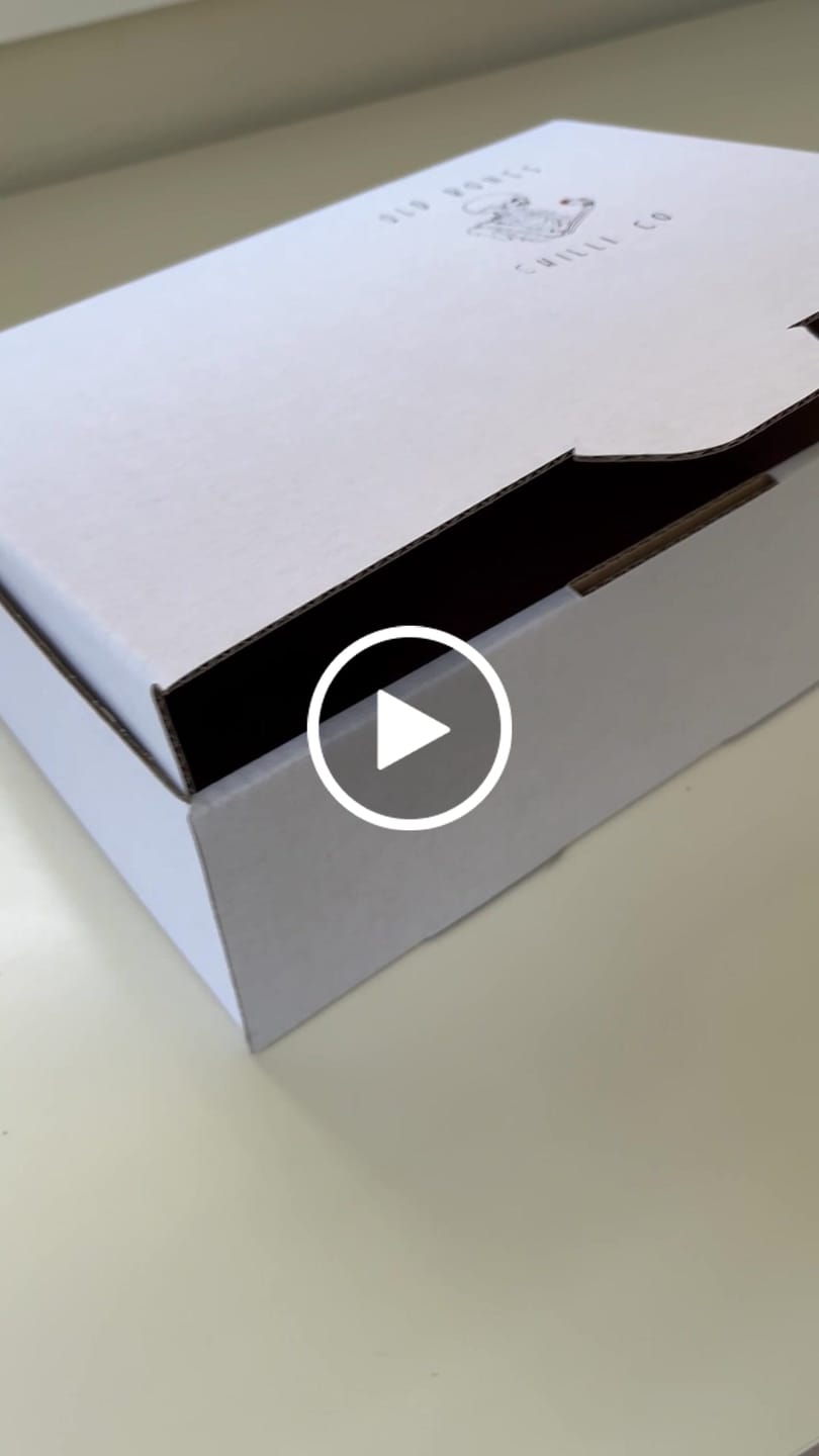 Customer video review of 220 x 160 x 77mm A5 Die cut White Mailing Box B38