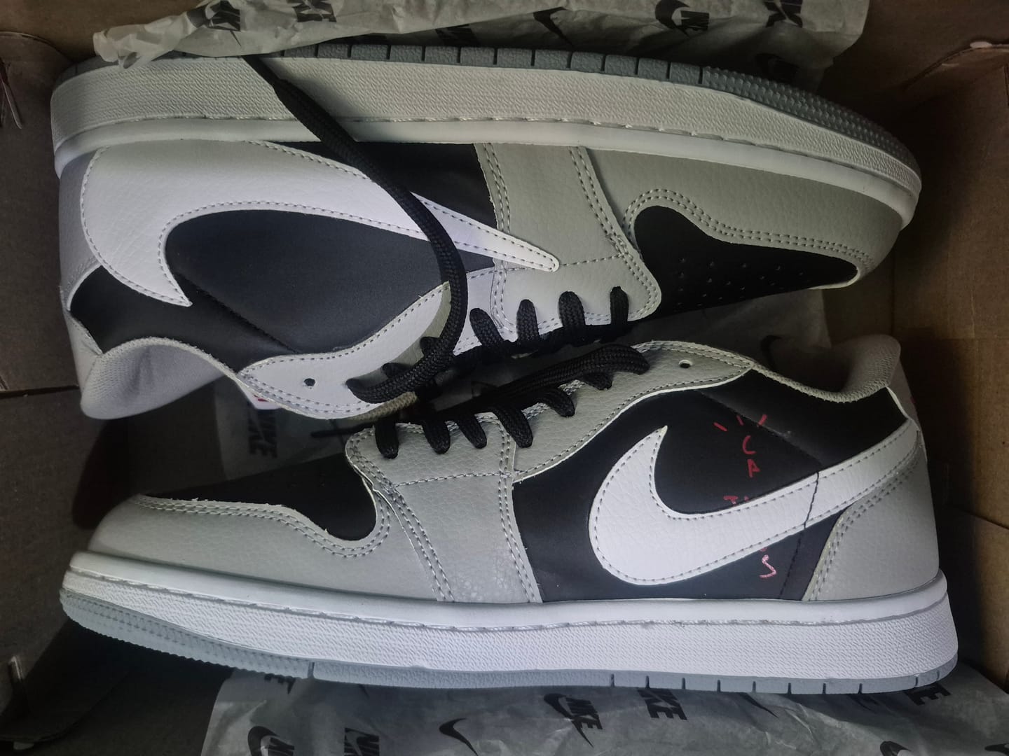 Customer photo review of Tenis Travis Low Concreto Negro