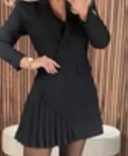 Teilansicht: Eine Kundin trägt das schwarze Kleid im Sakkolook mit einem plissierten Rockteil.