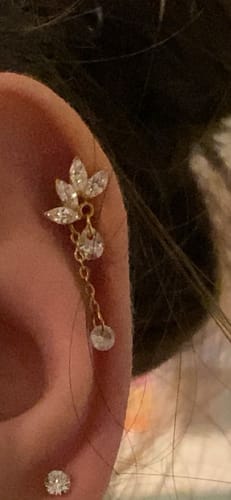 Customer wearing the gold Chain drop leaf flatback in a helix piercing.