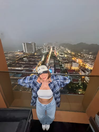 Customer photo review of 9FORTY A-Frame New York Yankees Wordmark Baseball 2-Tone Navy Visor Chrome White Snapback