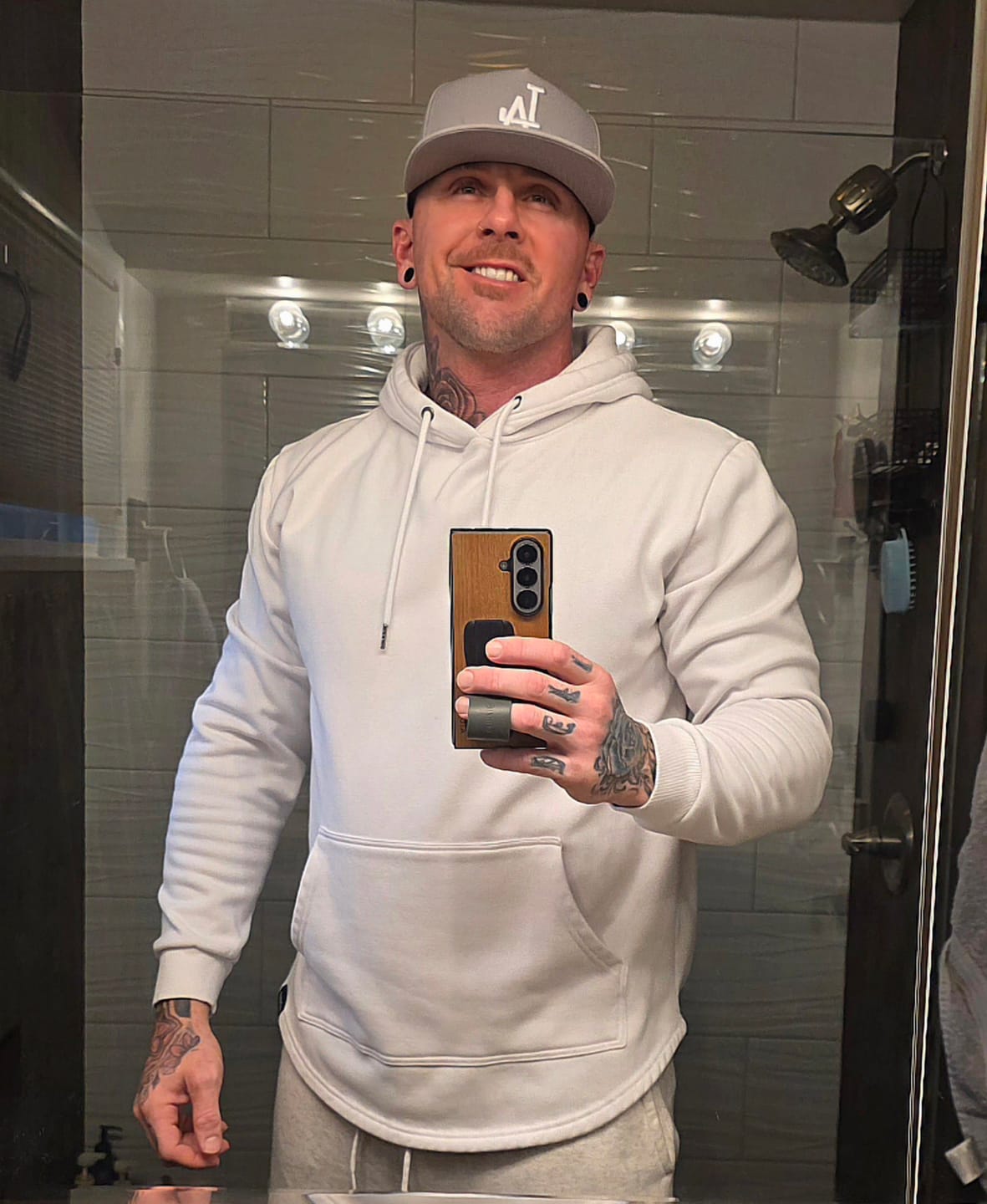 Customer photo review of 021 ESSENTIAL DROP-CUT HOODIE