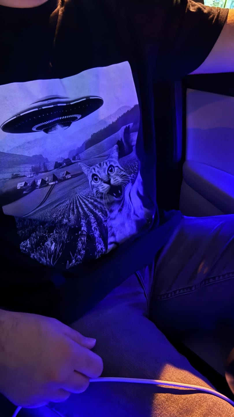 Customer photo review of UFO Cool Cat Selfie Shirt