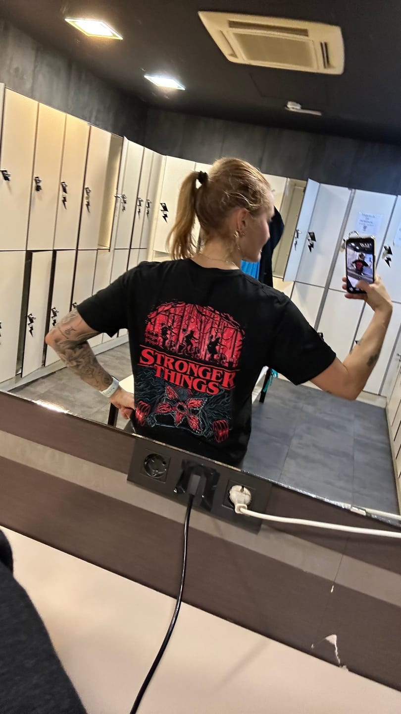 Customer photo review of STRONGER THINGS - MUJER